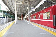 京急鶴見駅 高架２面３線ホーム